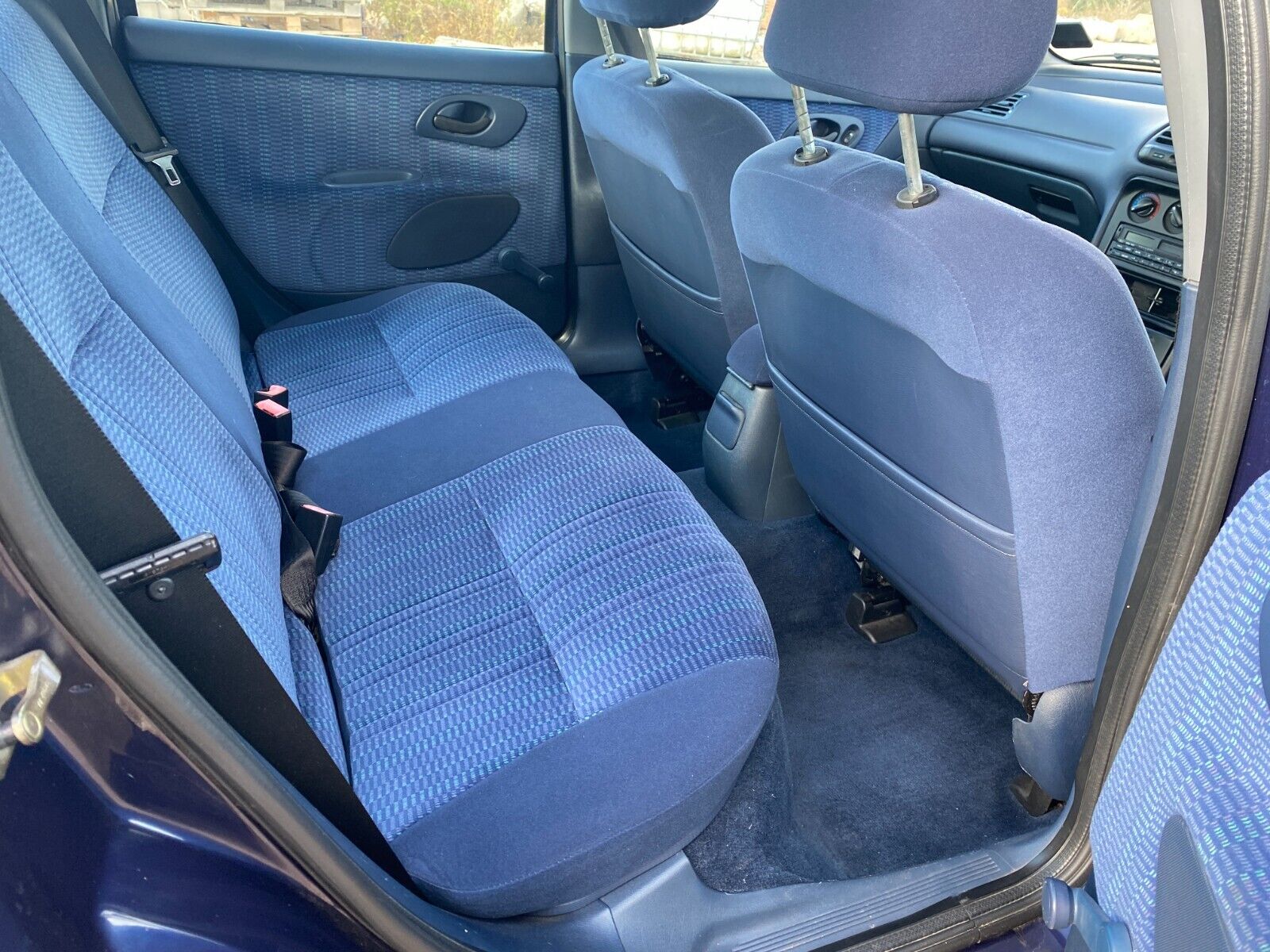 Ford Mondeo LX rear seats