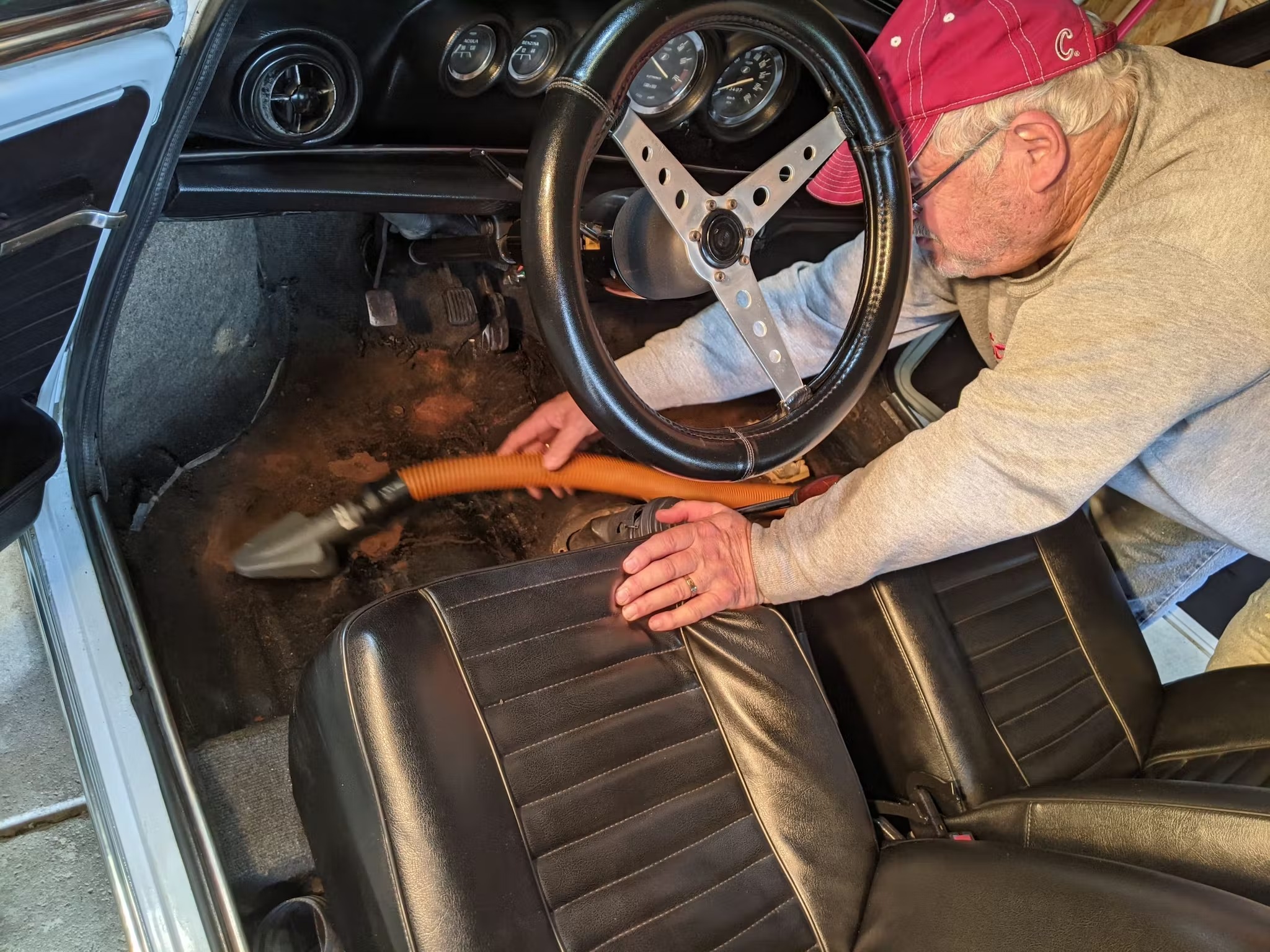 Repairing a rusty floor of a Mini