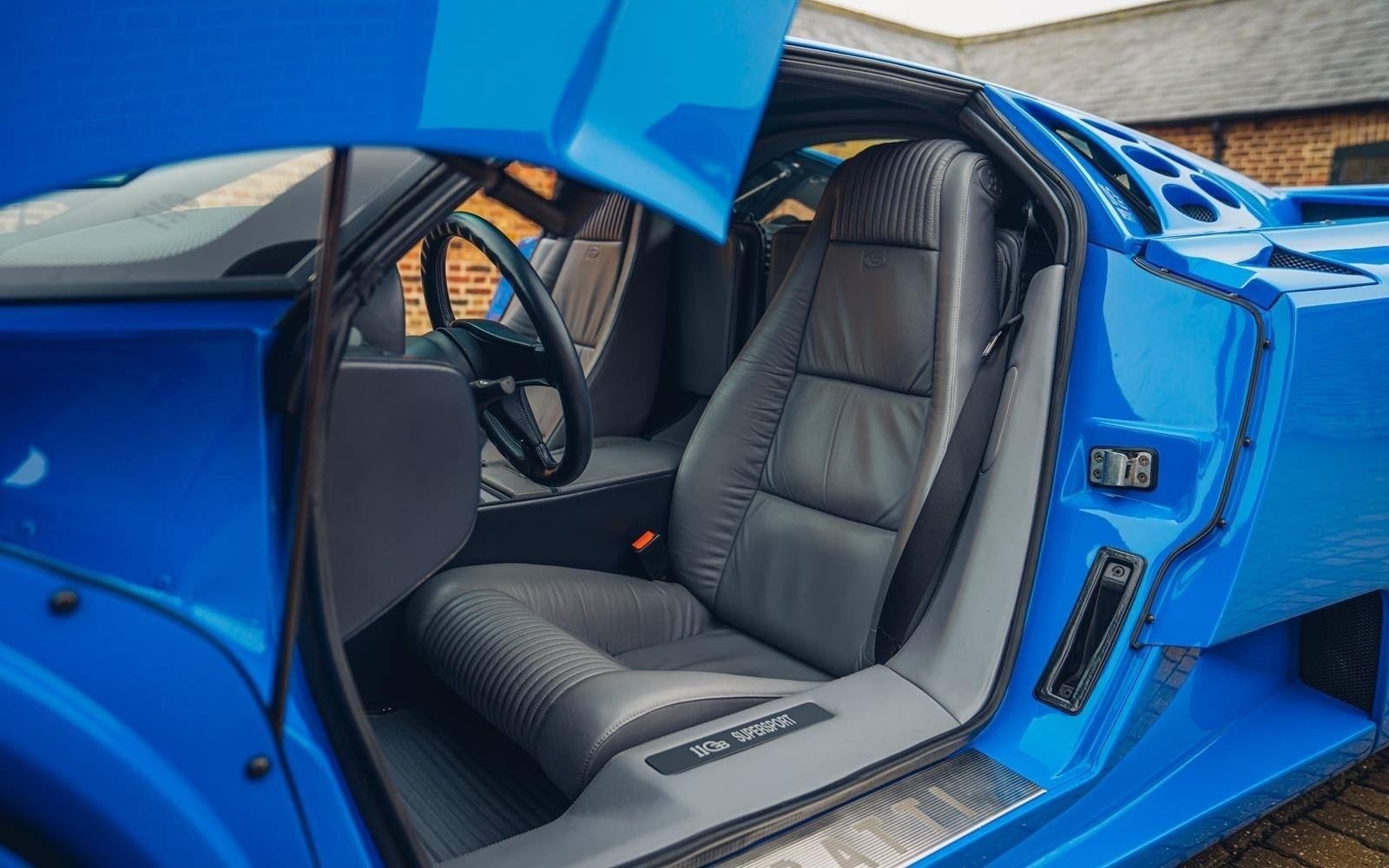 Bugatti EB110 Supersport interior