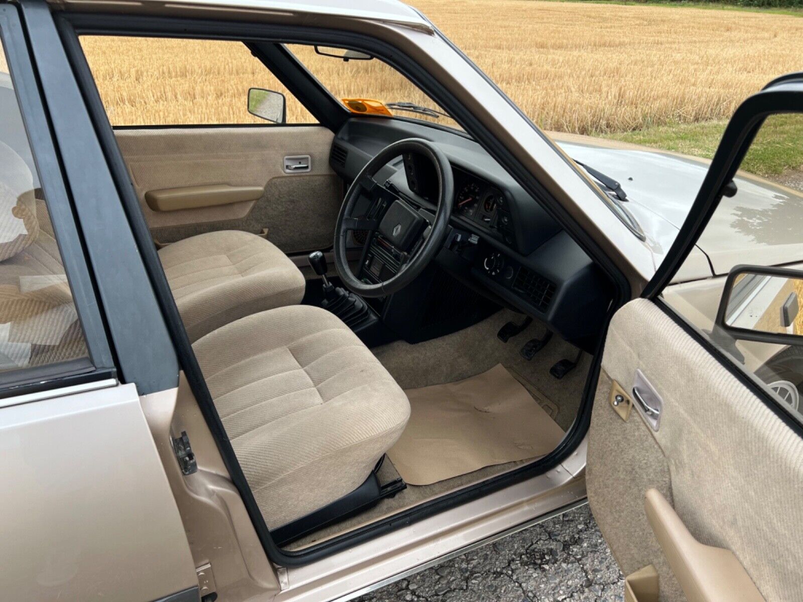 Renault 18 estate interior