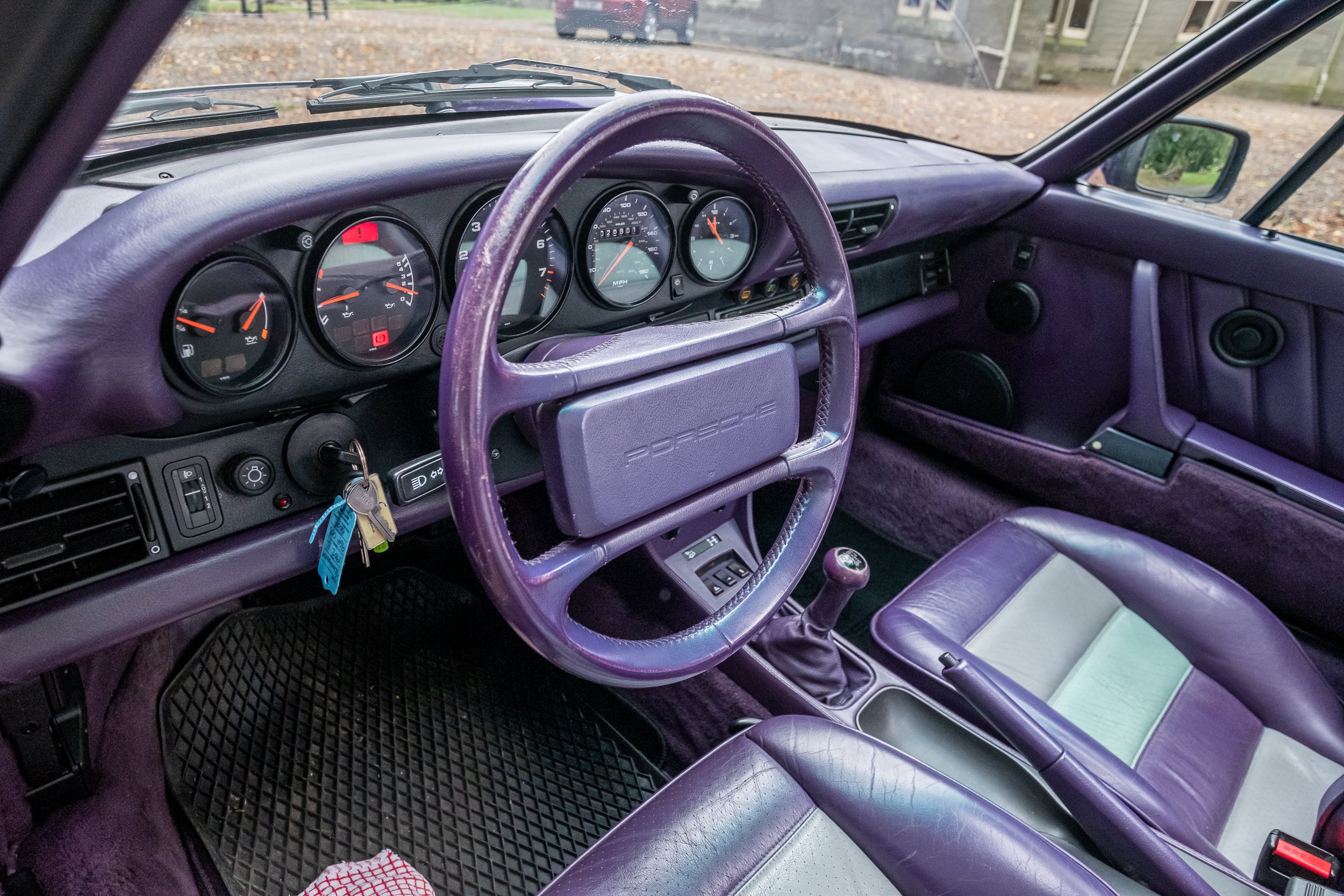 Purple Porsche 964 interior