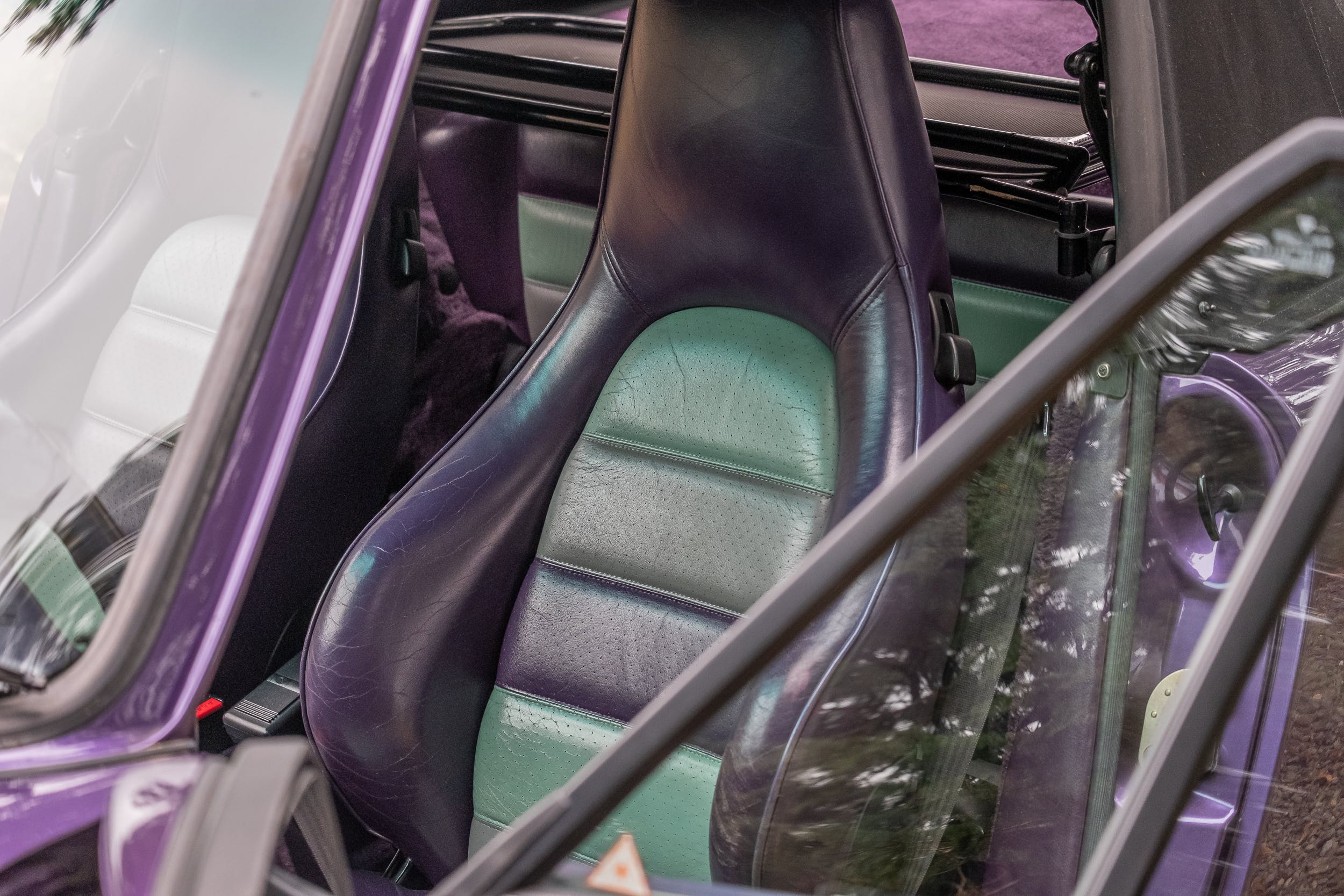 Purple Porsche 964 seats