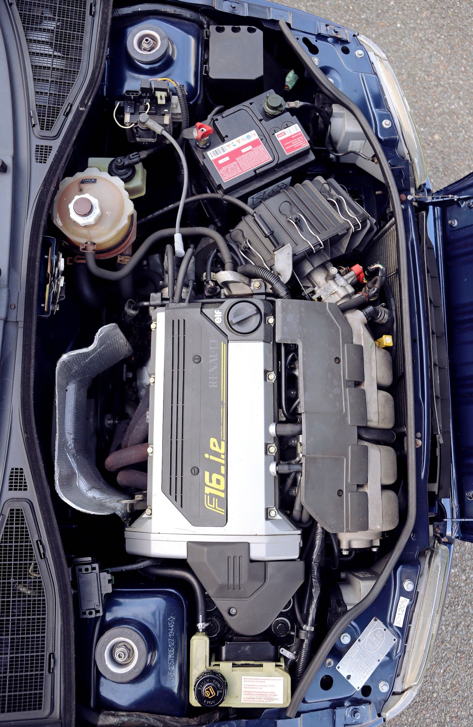 Artcurial Renault Clio Williams engine
