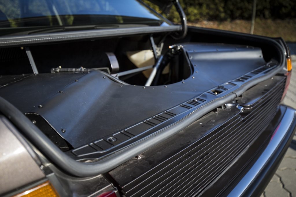 Refrigeración y radiadores BMW 6.7 V16 en el maletero