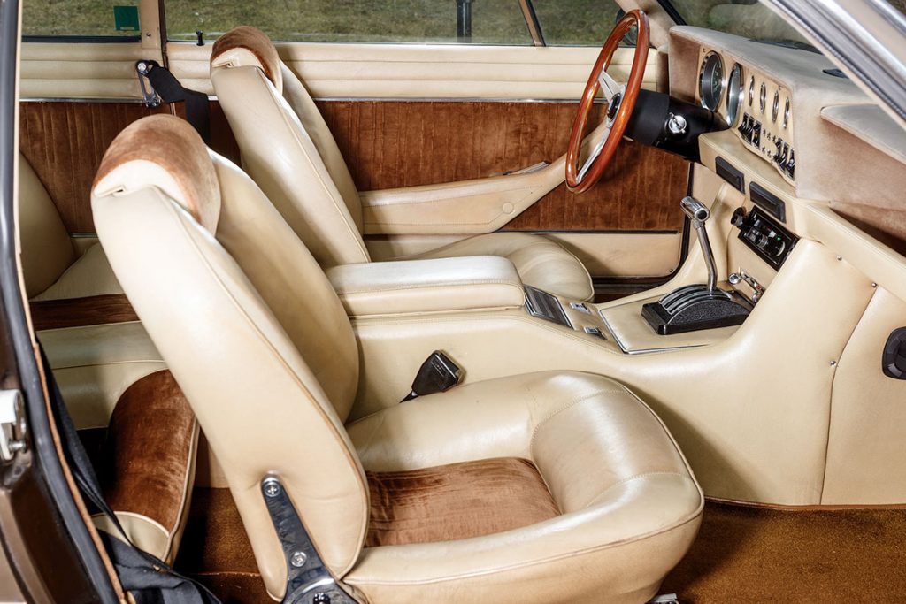 De Tomaso Longchamp interior