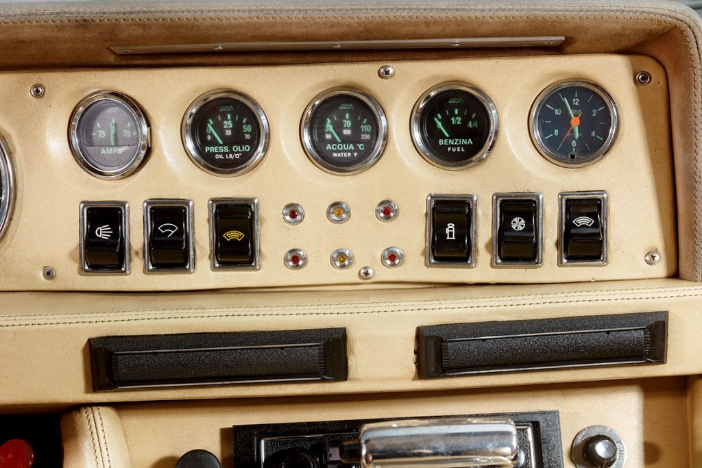 De Tomaso Longchamp interior