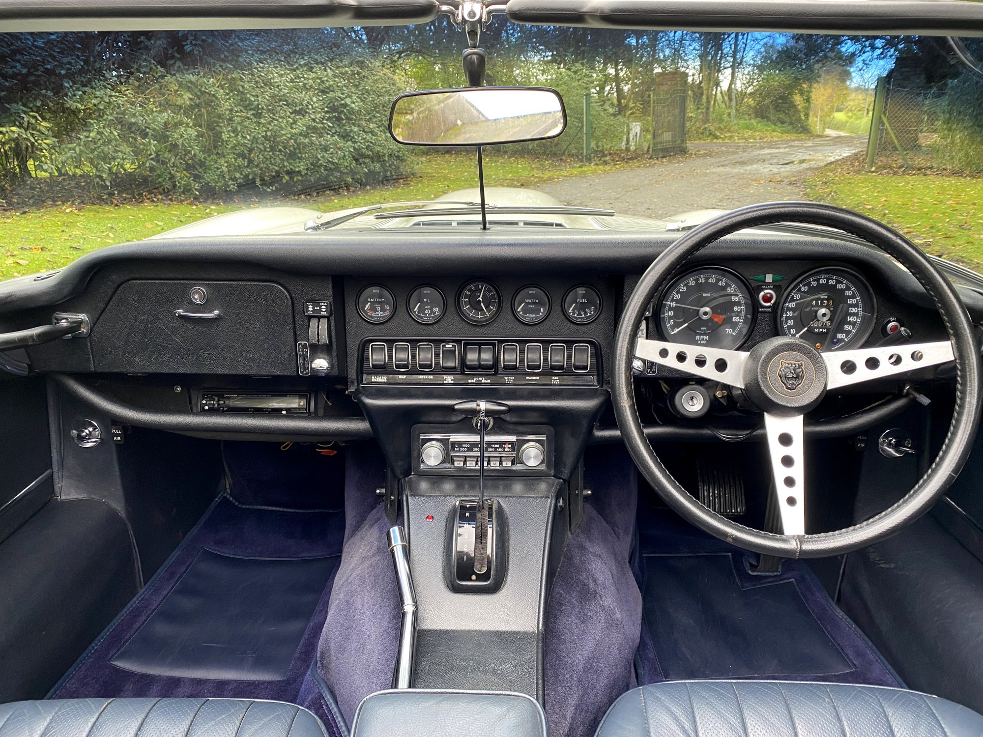 Jaguar E-Type V12 dashboard