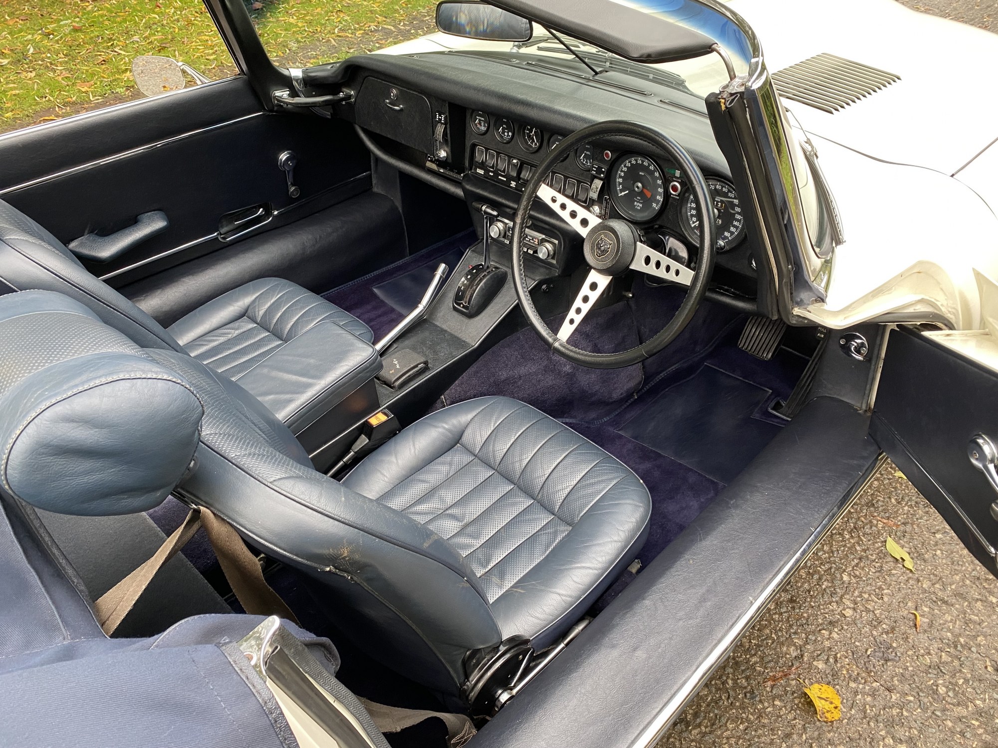 Jaguar E-Type V12 interior