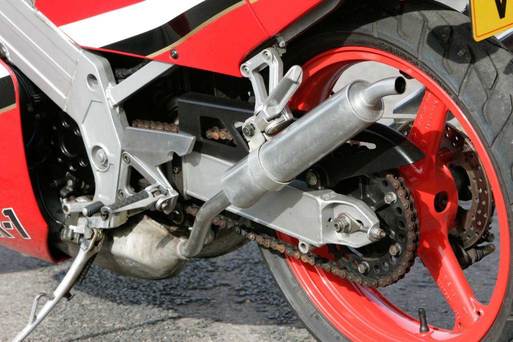 Kawasaki KR-1 exhaust