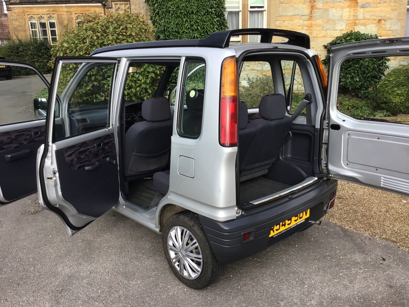 Daihatsu Move doors