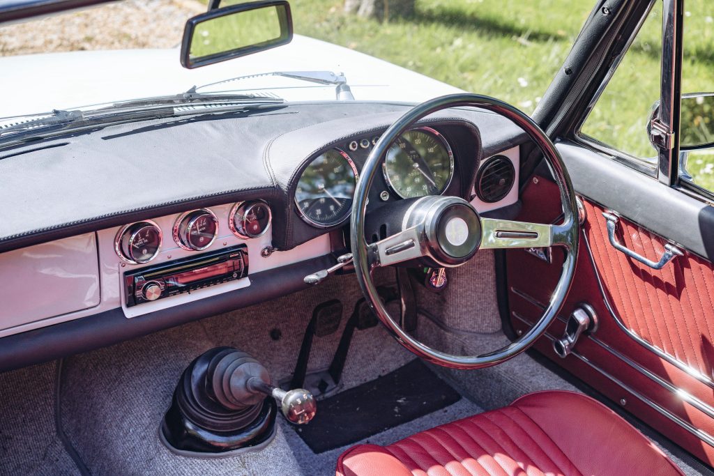 Alfa Romeo Spider interior