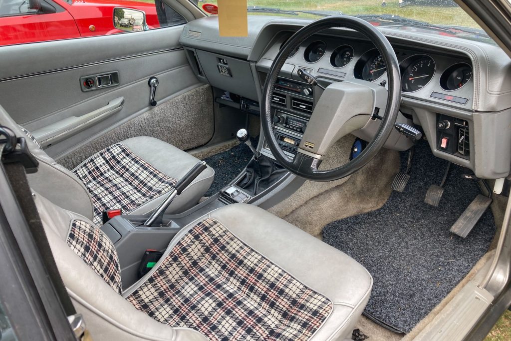 Mitsubishi Sapporo interior