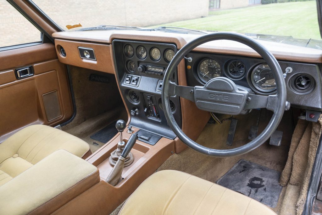 Reliant Scimitar GTE interior