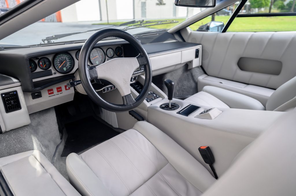 lamborghini Countach 25th Anniversary interior