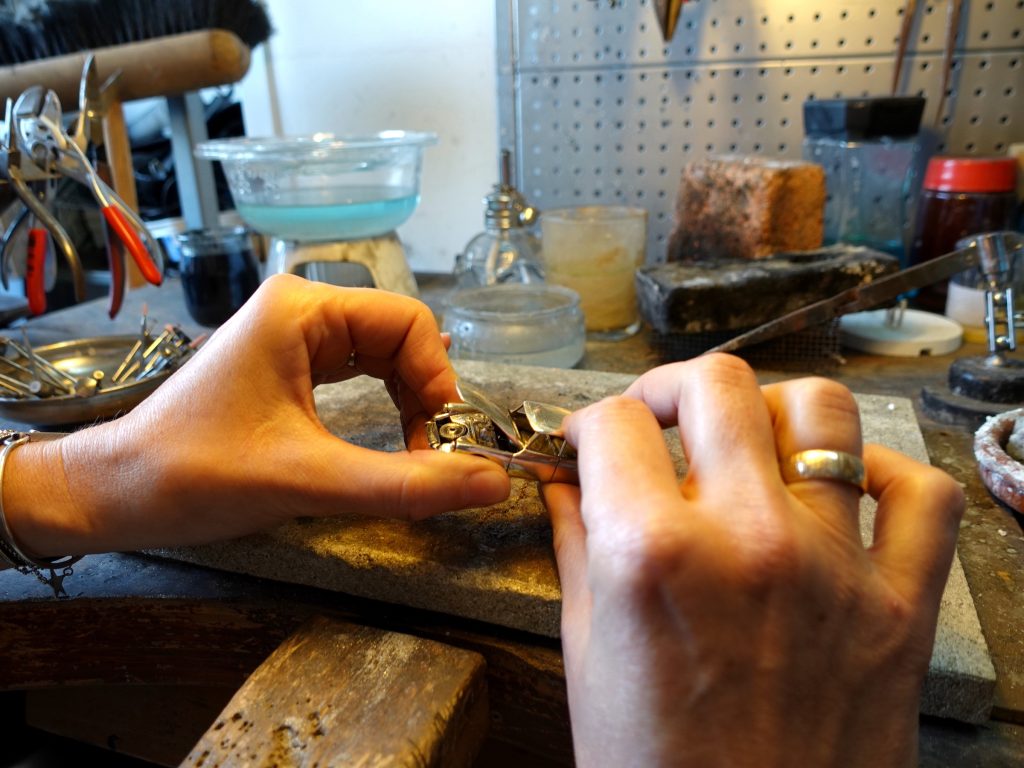 Wendy Roelofs Hard Craft jewellery Citroen DS