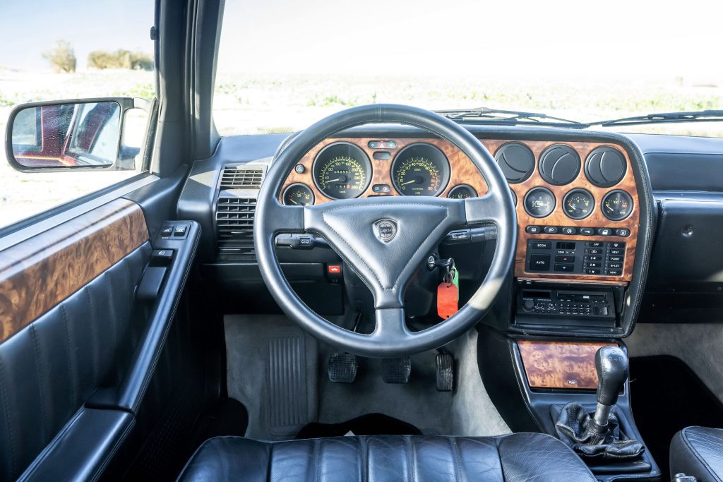 Lancia Thema 8.32 interior