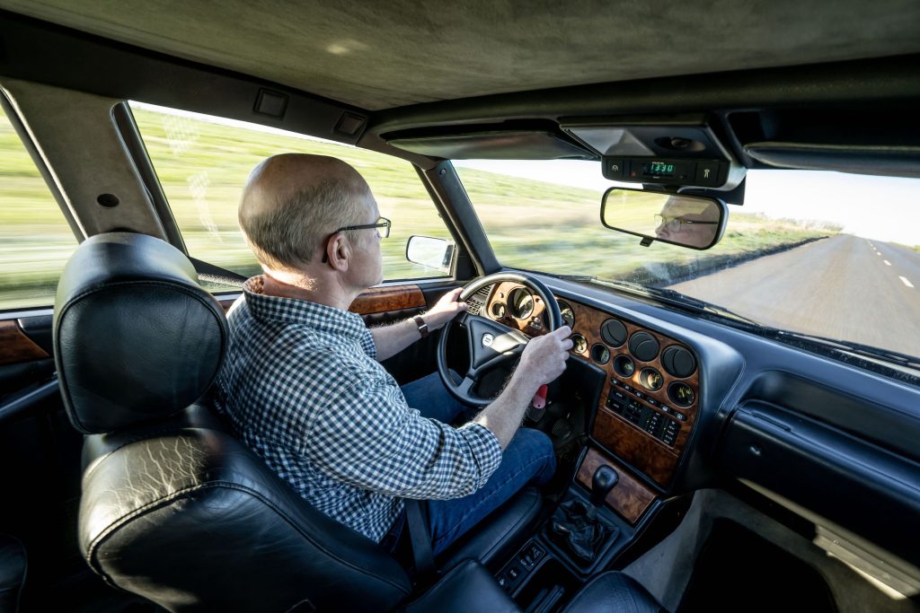 Lancia Thema 8.32 interior driving