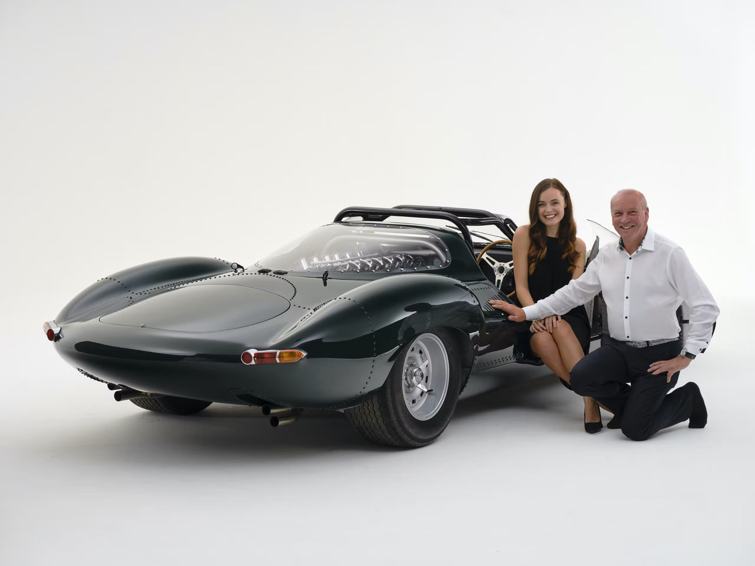 Video] Incredible Jaguar E-type series 1 track battle