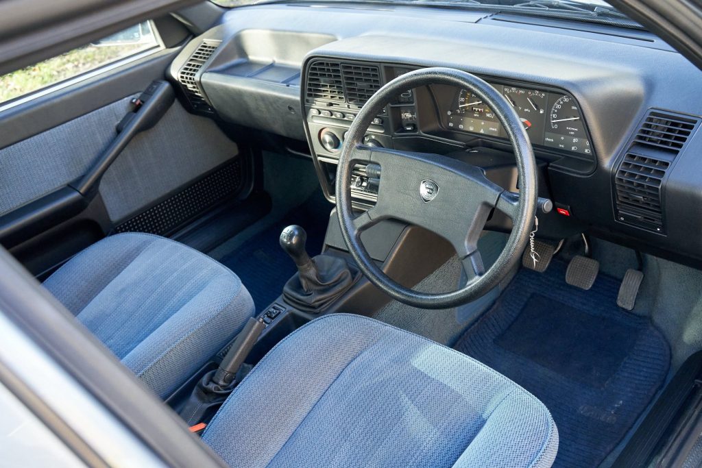 Lancia Thema interior