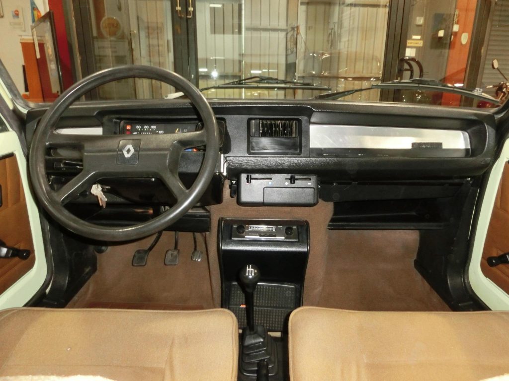Renault 7 interior
