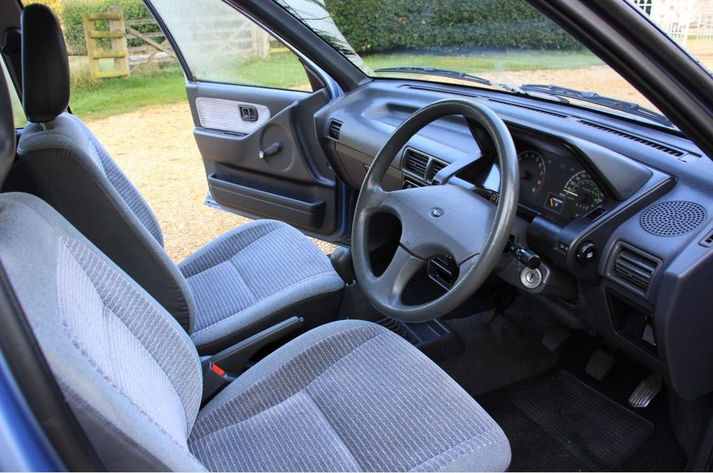 Daihatsu Charade interior