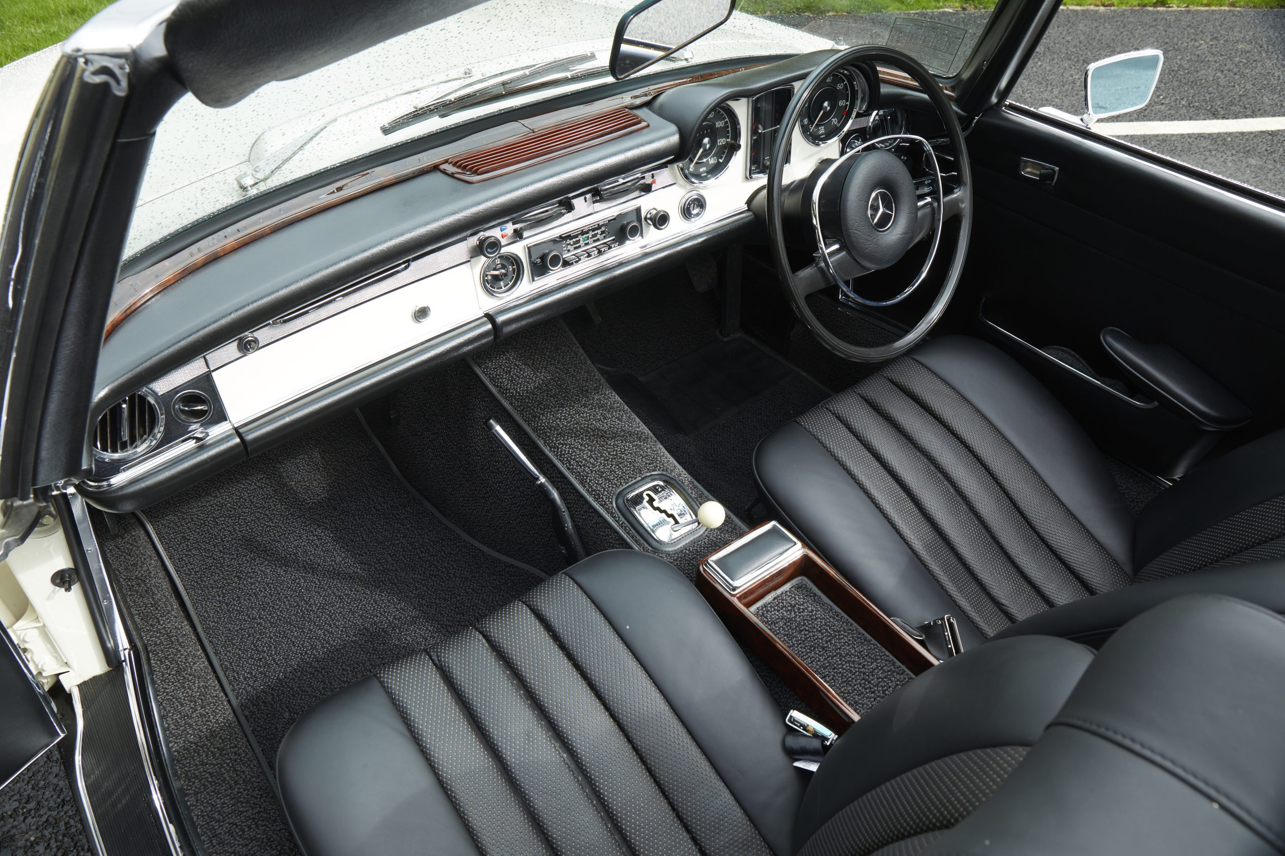 Mercedes SL Pagoda interior