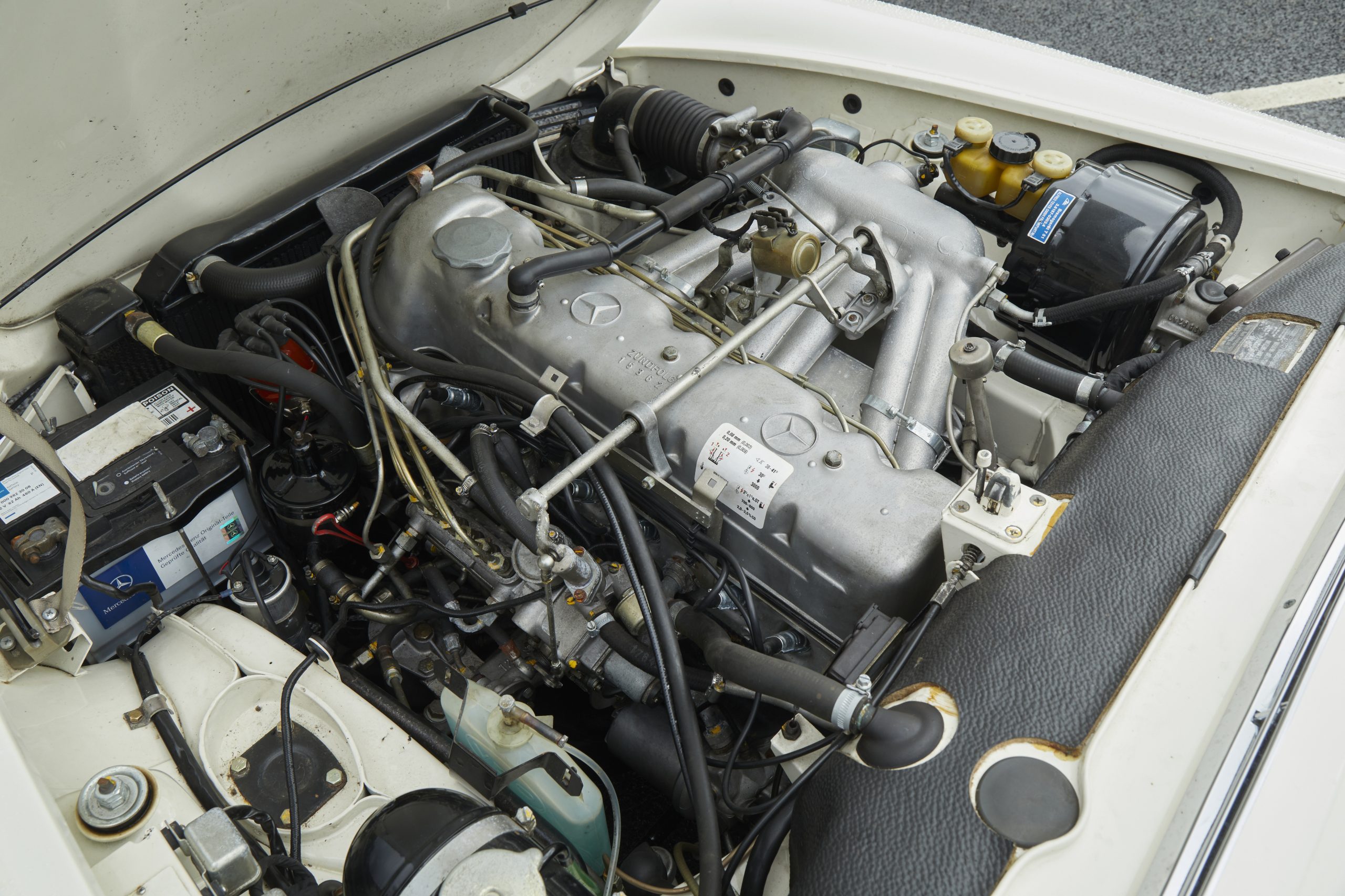 Mercedes SL Pagoda 280 engine
