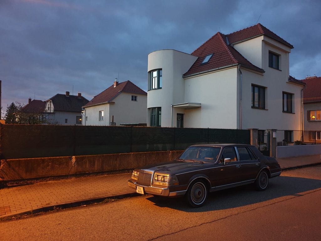 1987-Lincoln-Continental-prague city parked