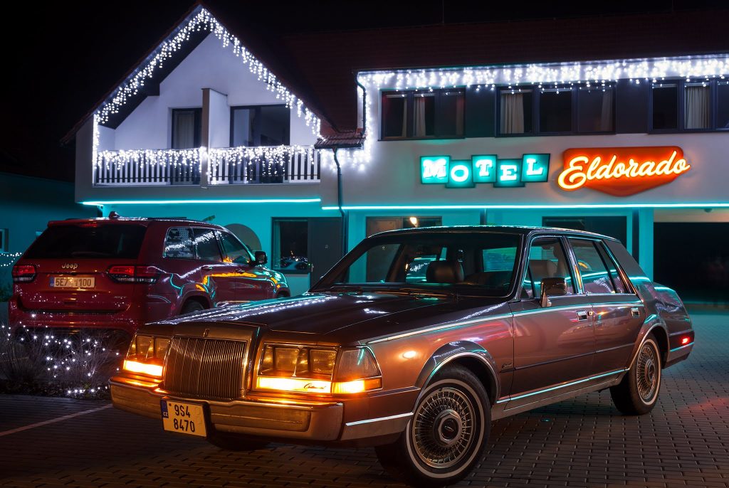 1987-Lincoln-Continental-prague front three quarter foglights