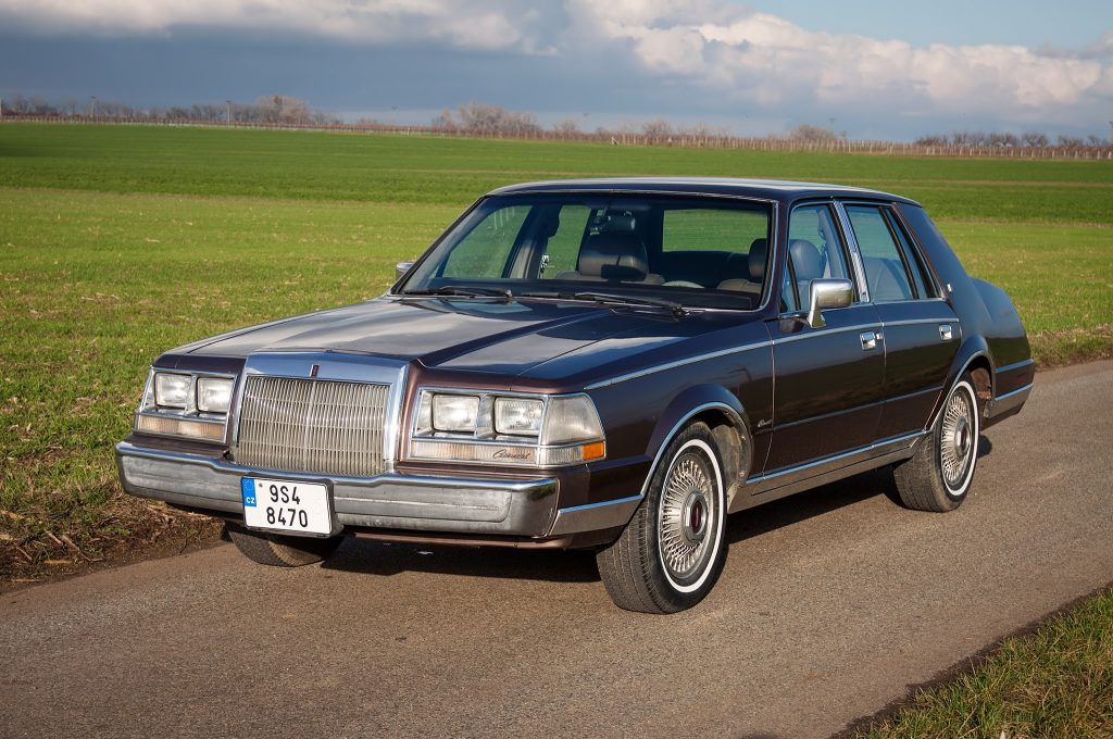 1987-Lincoln-Continental-prague front three quarter rural field