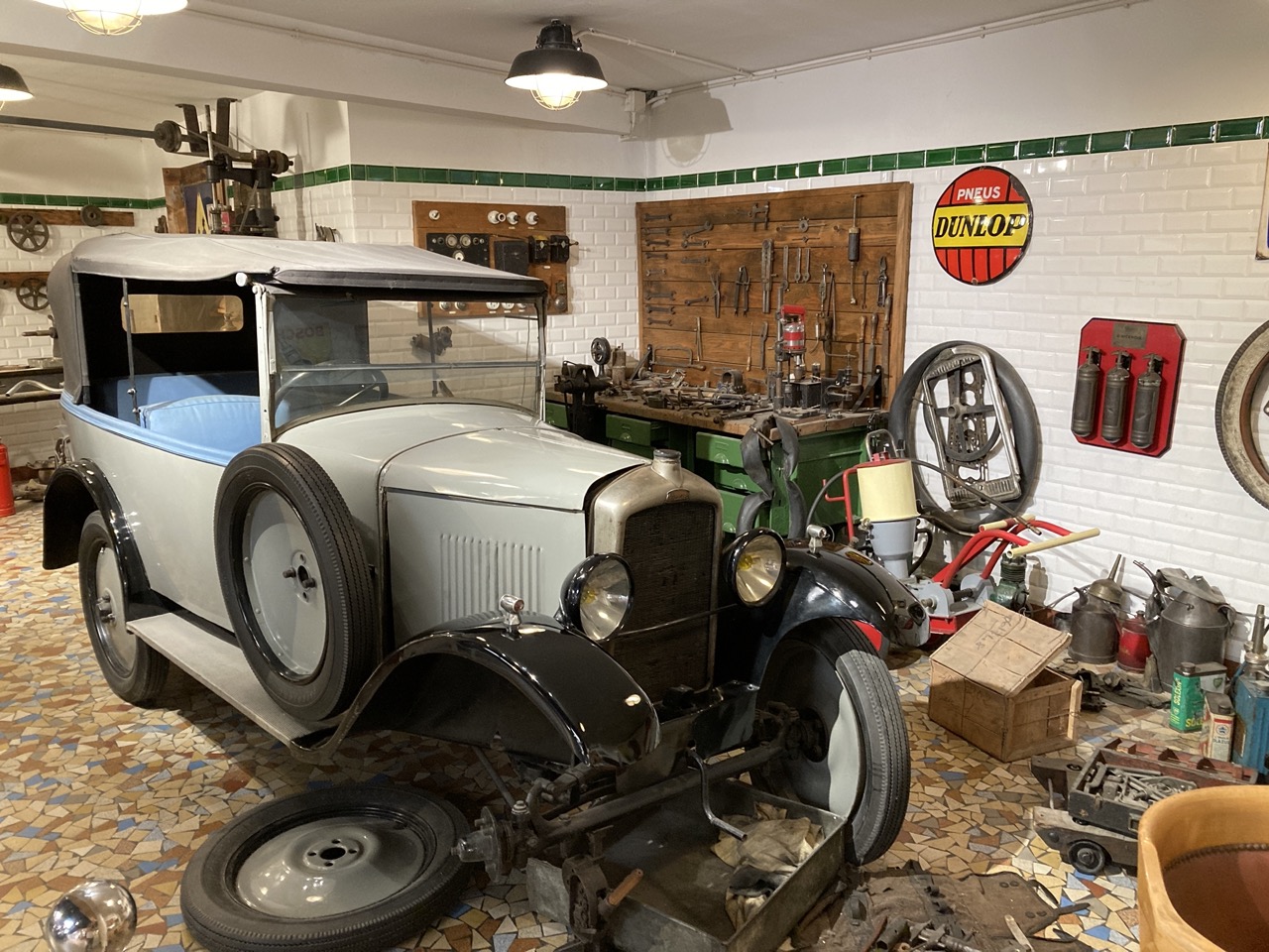 L'Aventure Peugeot Museum-garage scene