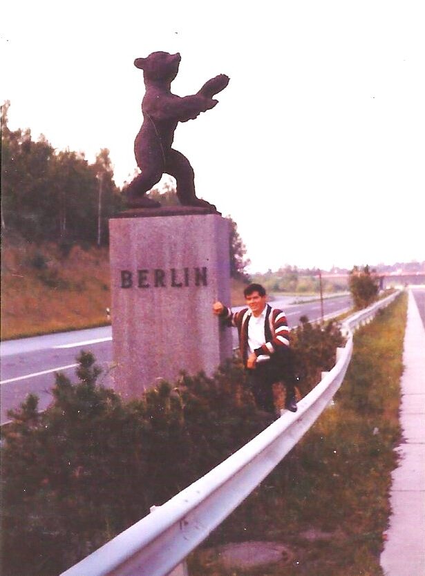 Triumph-TR4A Berlin bear city limits marker