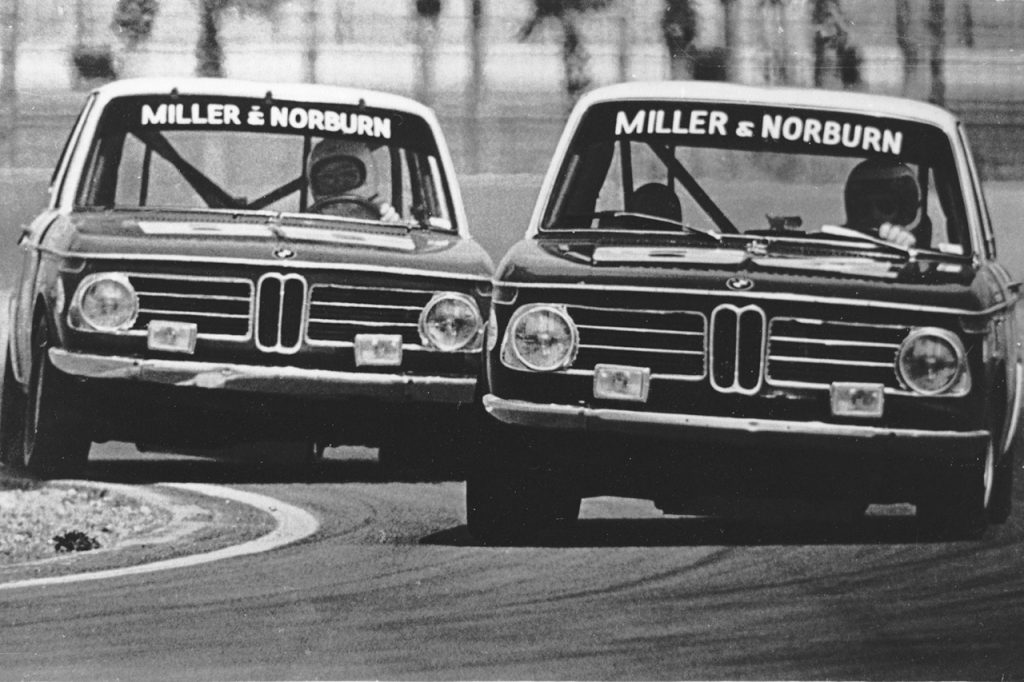 BMW 2002s racing