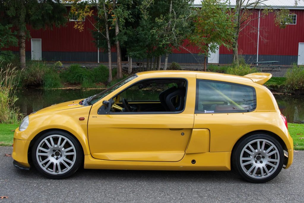 Renault Clio V6 profile