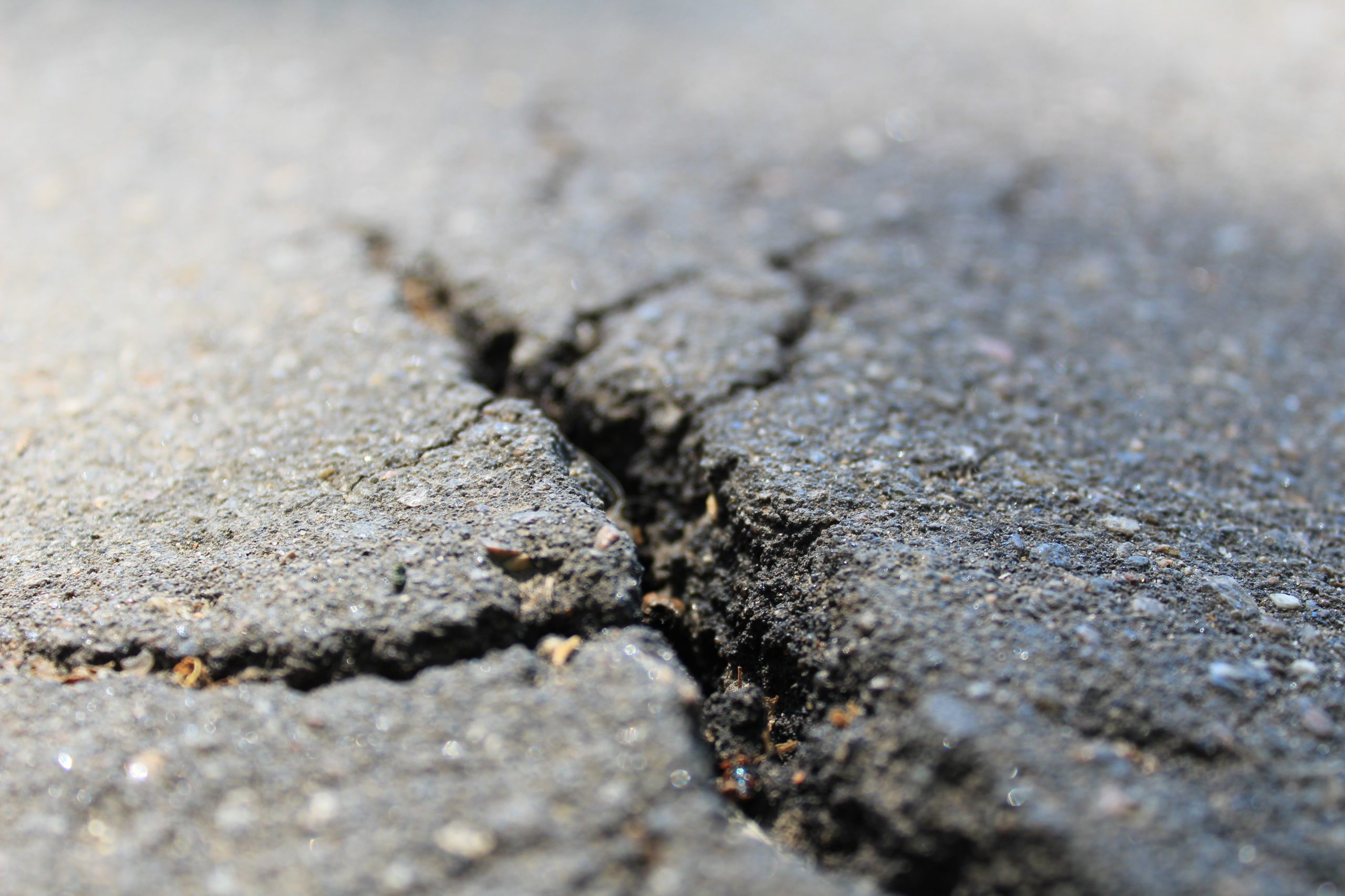 New AI robot repairs road cracks and potholes
