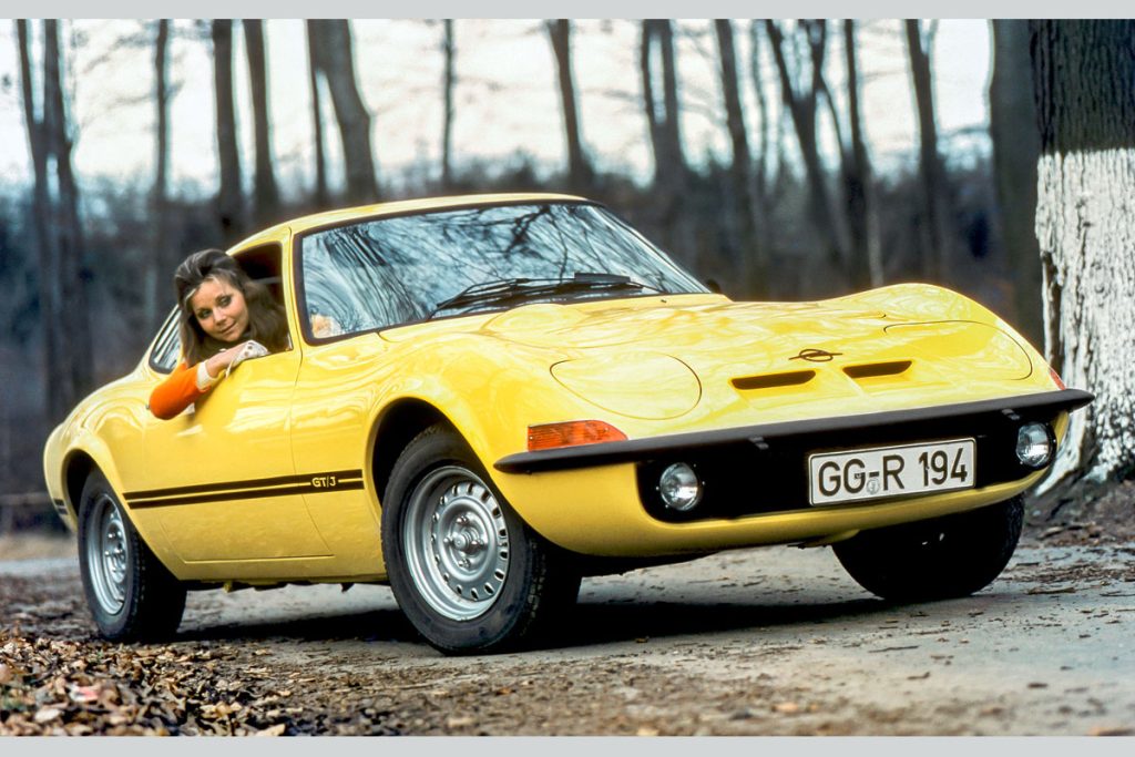 Opel GT front 3/4 woman