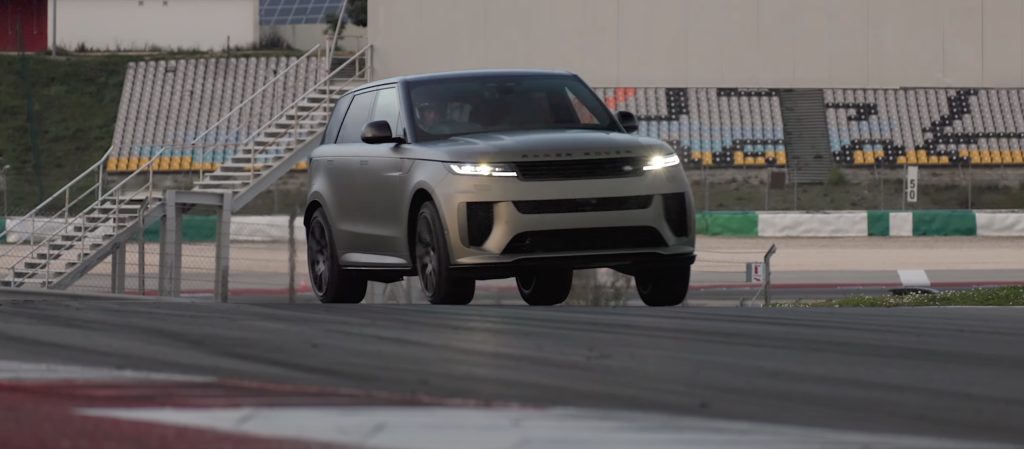 Range Rover Sport SV cornering leaning