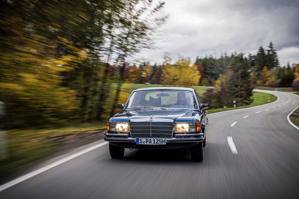 Mercedes-Benz 350SE driving