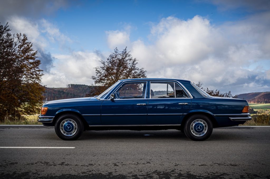 Mercedes-Benz 350SE profile