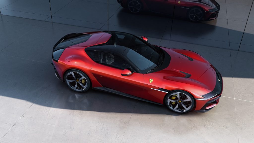 Ferrari-V12-Cylindri high angle side